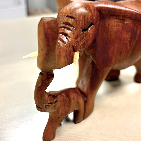 Elephant with baby-Hand Carved - Picture 5 of 11